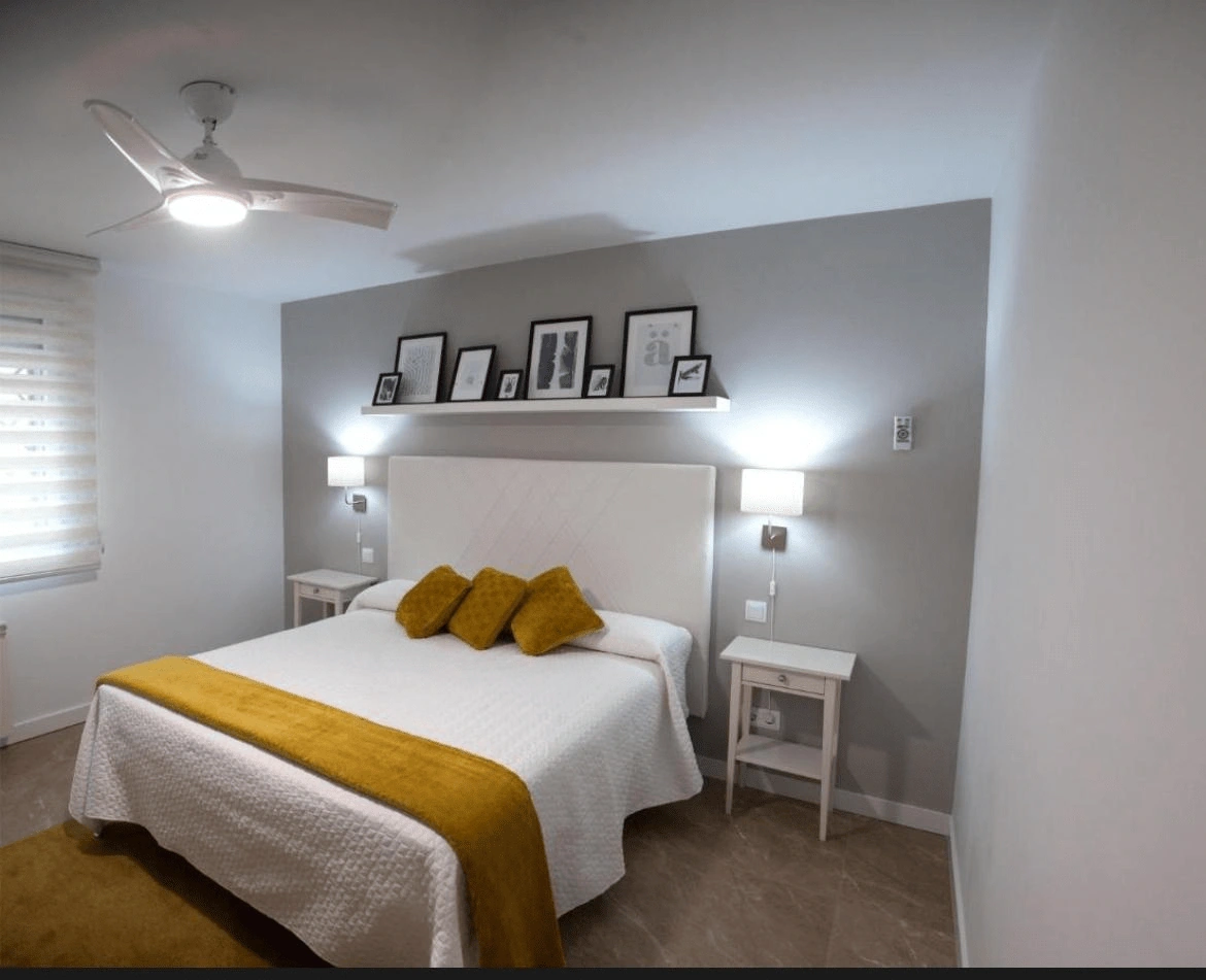 Cama doble con cojines decorativos y acabados premium