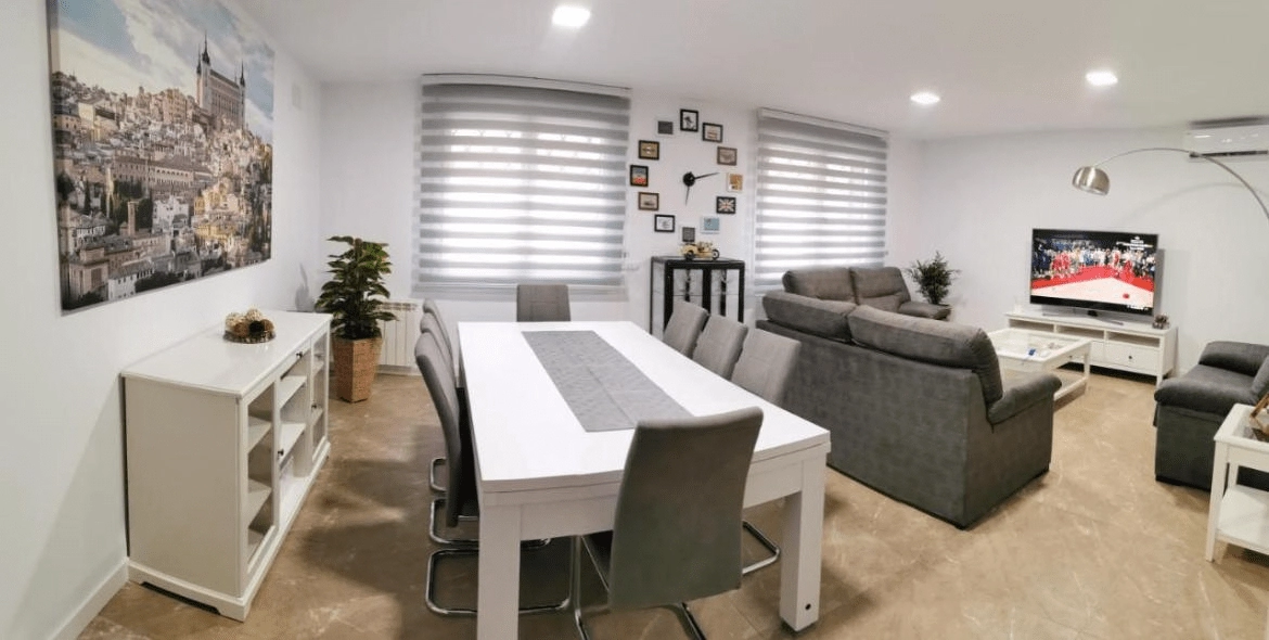 Salón principal con sofás y decoración de diseño