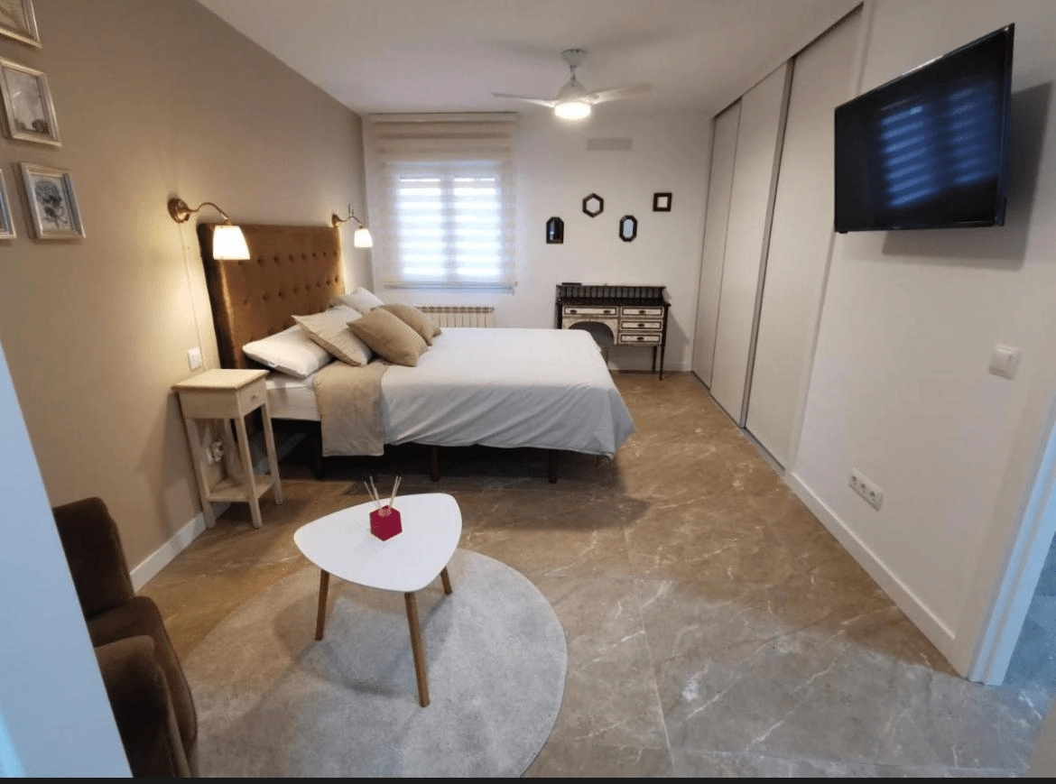 Suite principal con cama king size y baño en suite
